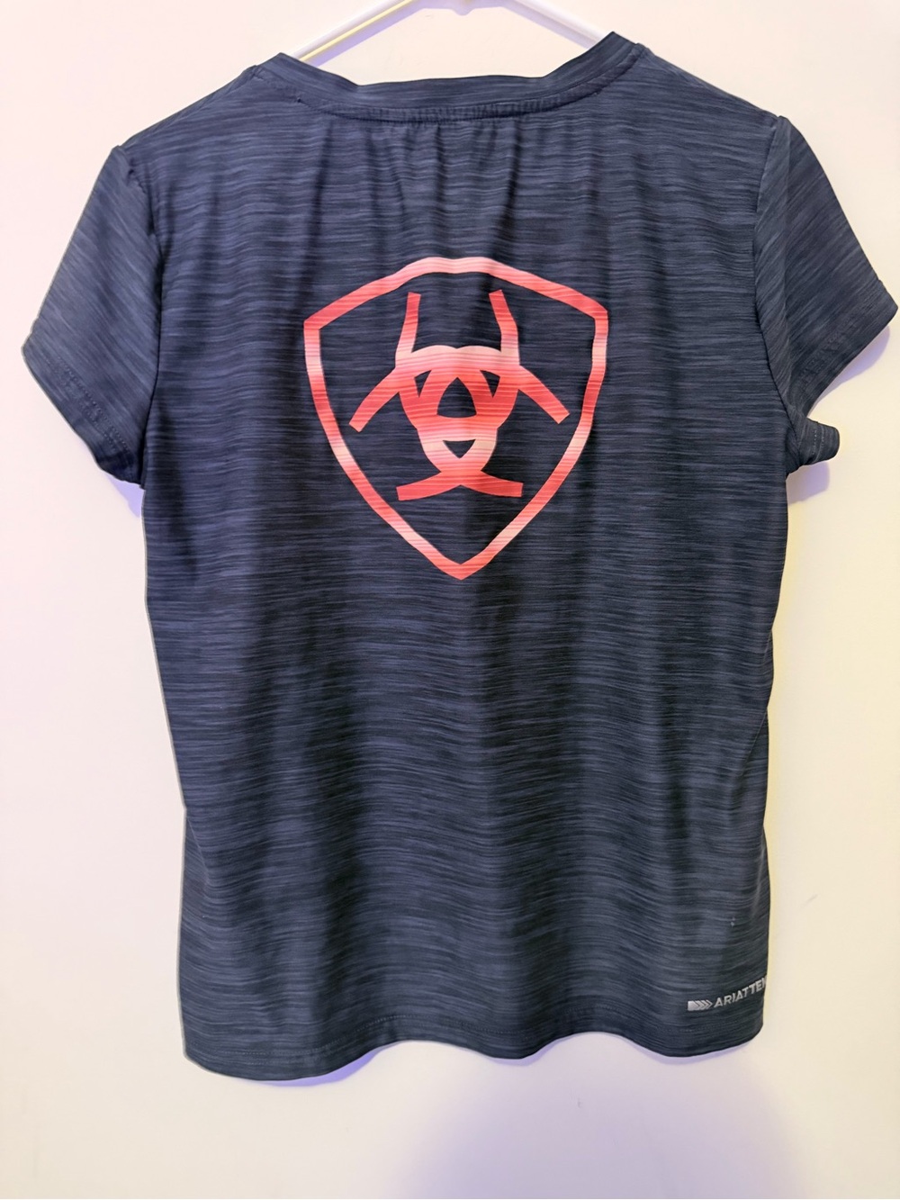 Ariat Women's/Unisex Heathered Navy V-Neck Performance Tee with Pink Logo - Picture 2 of 5